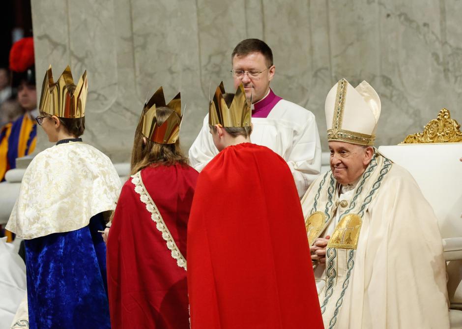 El Papa sonríe a unos niños a su llegada a la misa de año nuevo