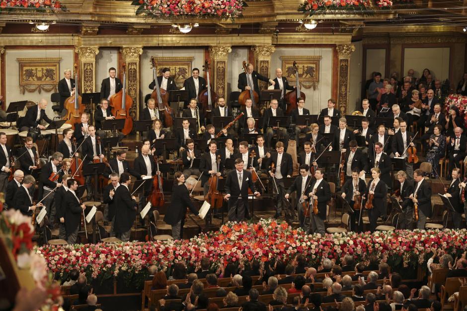 La orquesta y su director, Christian Thielemann, durante el concierto de Año Nuevo