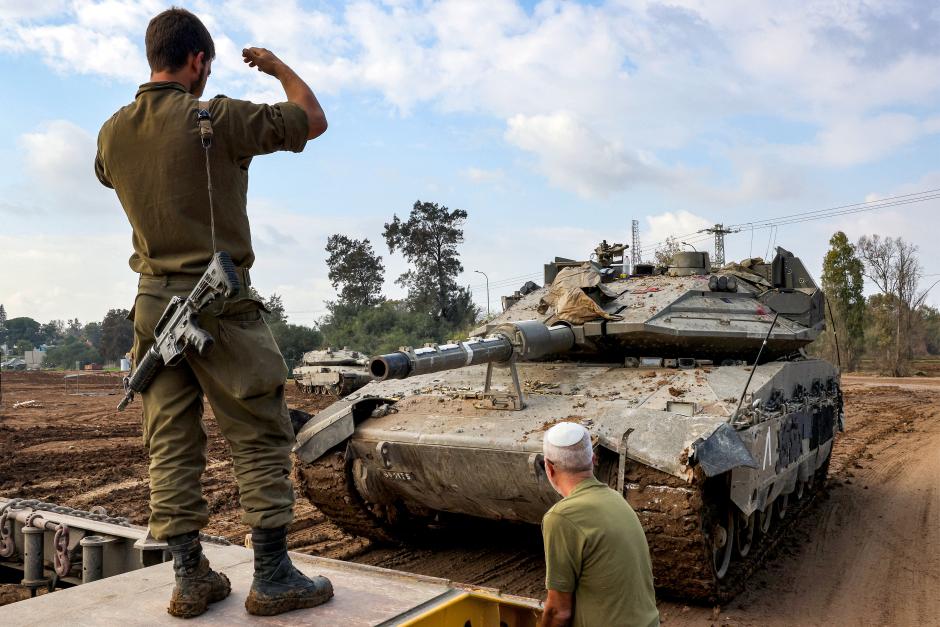 Un tanque de combate israelí es replegado de la frontera con Gaza