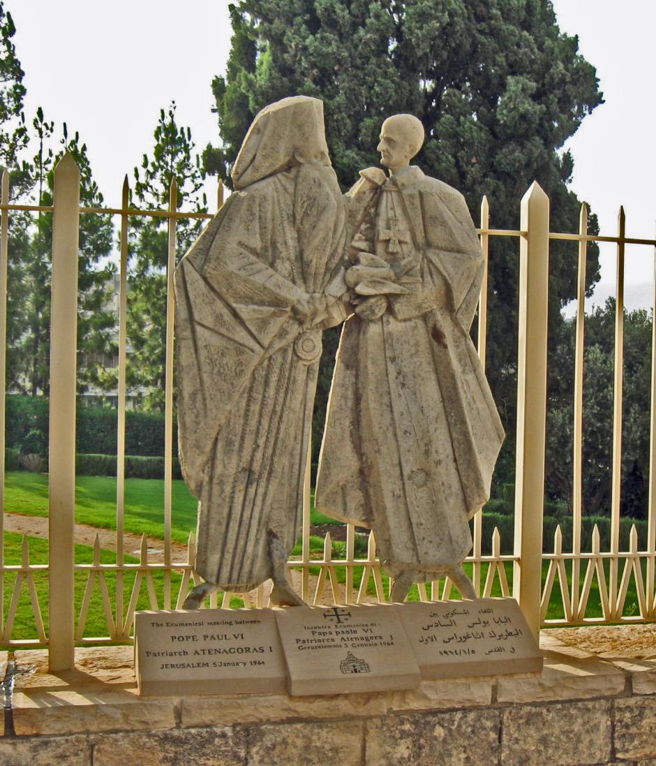Estatua conmemorativa de la reunión entre Pablo VI y Atenágoras I en Jerusalén