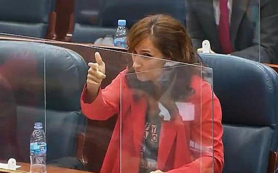 La actual ministra de Sanidad, Mónica García, simuló que disparaba a diputados de la Asamblea