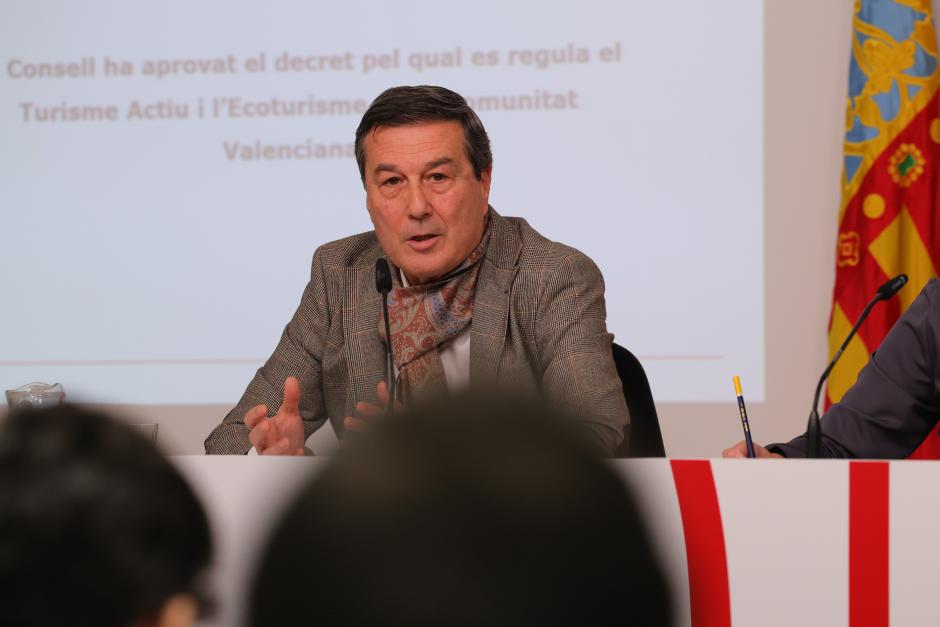 Marciano Gómez, explicando las medidas de la Consejería