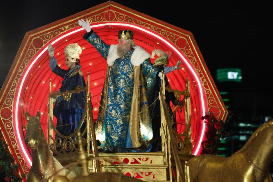 El rey Melchor saluda a los niños desde su carroza durante Cabalgata de los Reyes Magos de Madrid