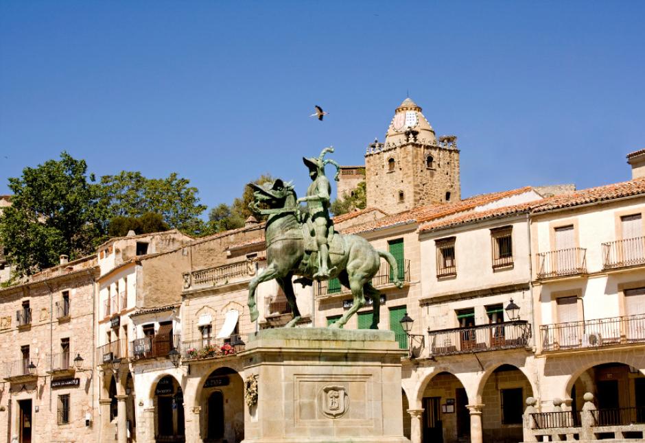 Situado a 45 kilómetros de Cáceres, entre sus puertas "se entremezclan restos visigodos, romanos, árabes y cristianos que, se funden en torno a su Plaza Mayor".

Destacan edificaciones como el Palacio del Marqués de la Conquista, el Palacio de Carvajal Vargas, la Iglesia de San Martín o la estatua ecuestre en honor a Francisco Pizarro.