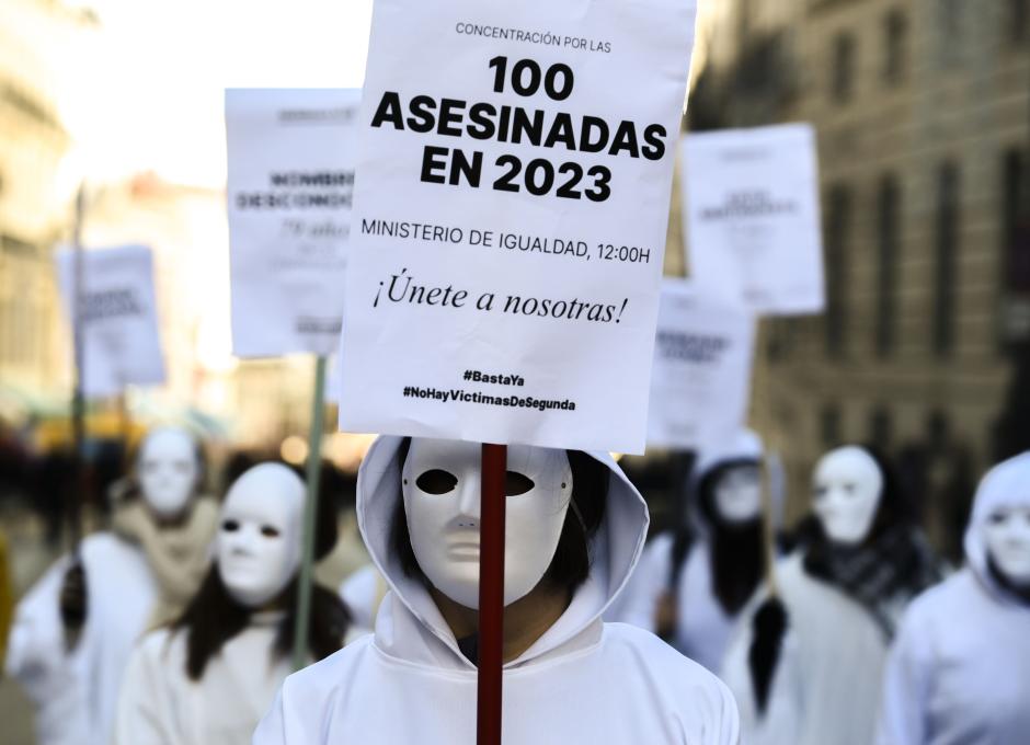 Manifestación organizada por colectivos feministas hacia el Ministerio de Igualdad este domingo para pedir que se contabilicen de forma oficial todos los feminicidios. EFE/ Víctor Lerena