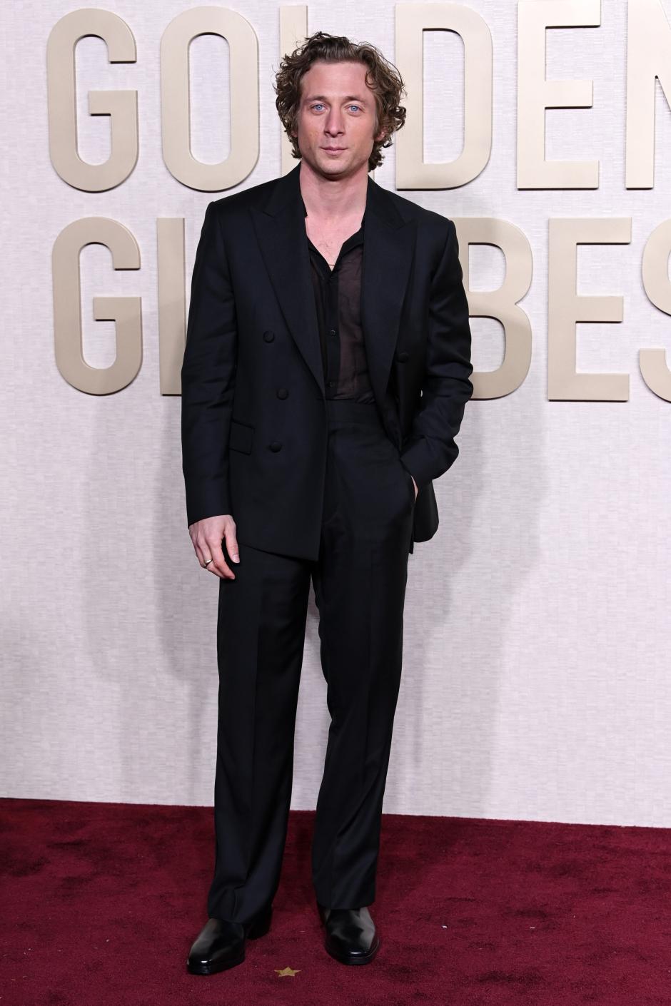 Jeremy Allen White, ganador del Globo de oro a mejor actor en una serie de comedia o musical por 'The Bear', vestido de Calvin Klein