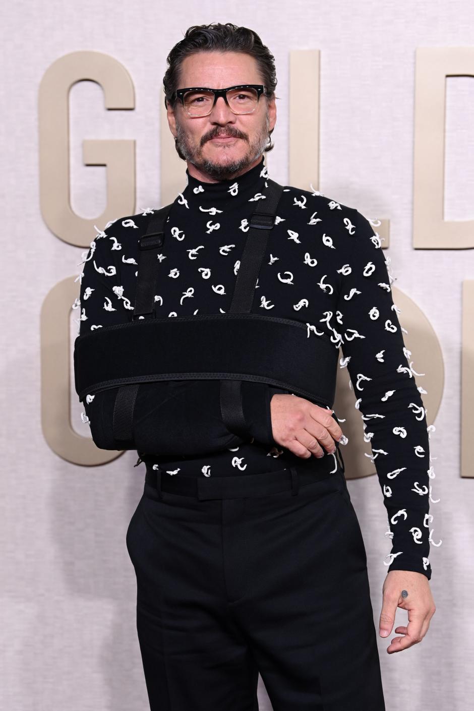 Pedro Pascal, vestido de  Bottega Veneta y con el brazo en cabestrillo,  estaba nominado a mejor actor principal por su personaje en 'The last of us'