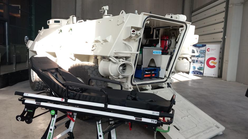 Uno de los vehículos blindados 6x6 transformado en ambulancia medicalizada para Ucrania