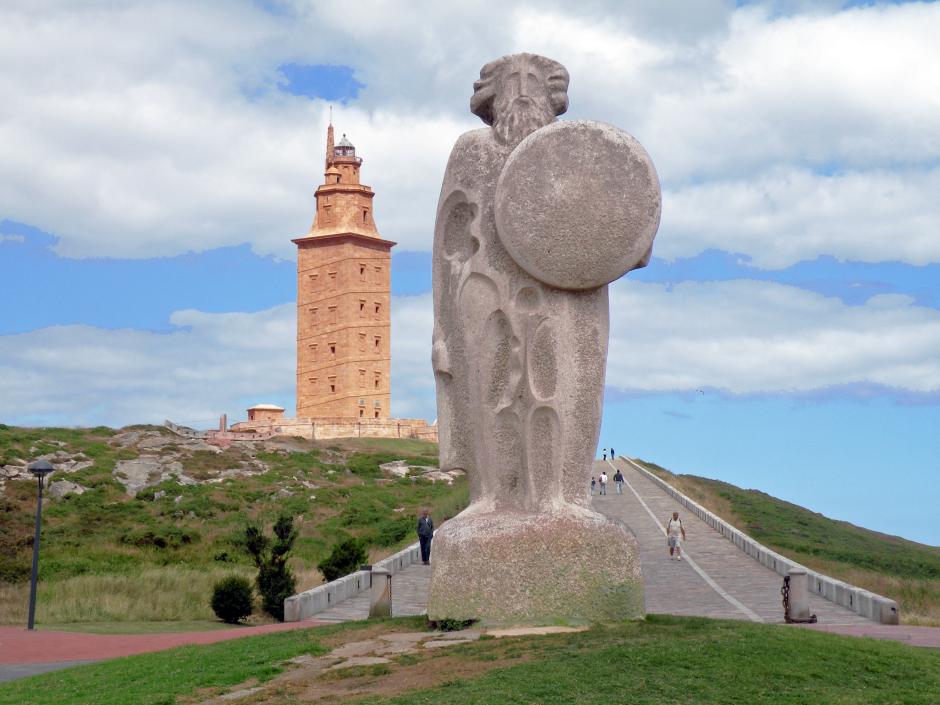 Vista de la Torre de Hércules con una estatua del semidios