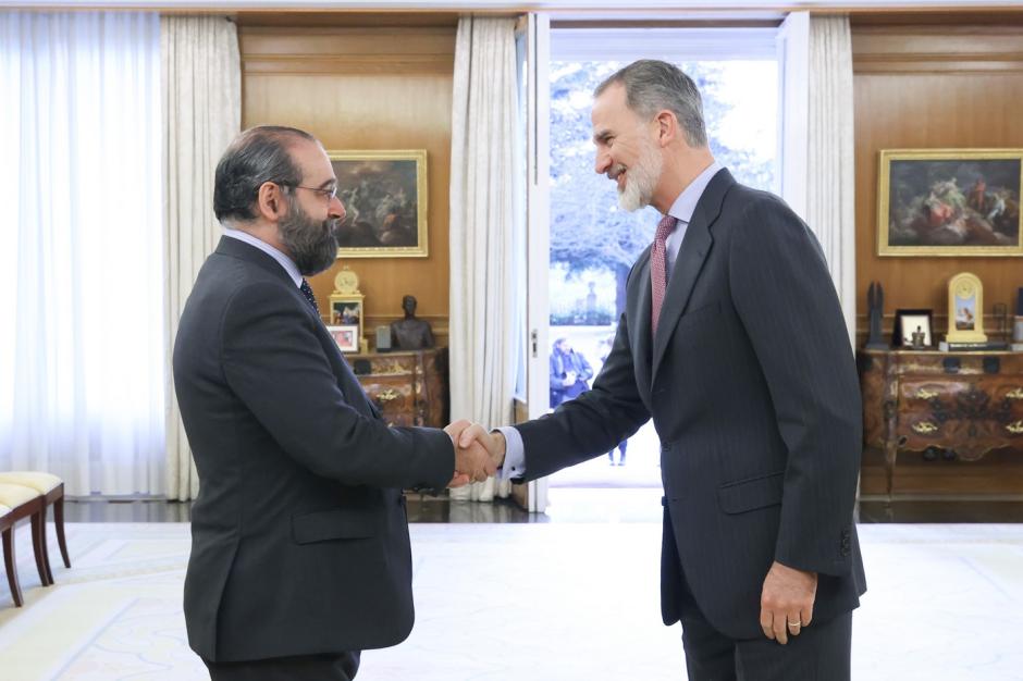 Su Majestad Felipe VI saluda al presidente de la Fundación Universitaria San Pablo CEU y de El Debate, Alfonso Bullón de Mendoza