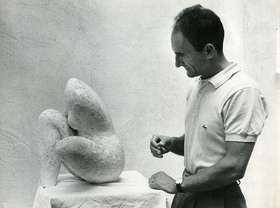 Eduardo Chillida con la escultura 'Forma'