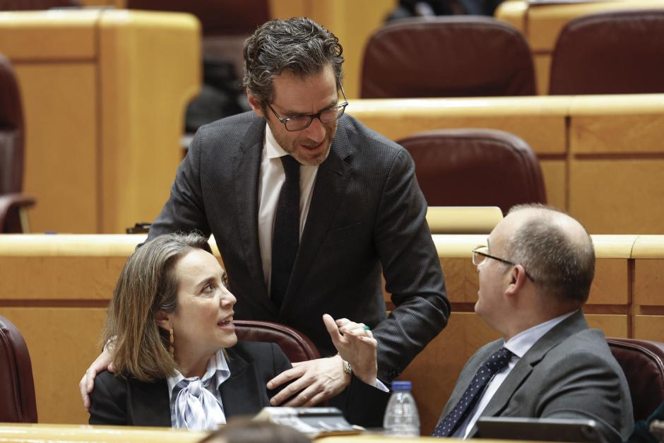 El portavoz del PP, Borja Sémper (de pie), habla con el portavoz parlamentario del partido, Miguel Tellado, durante el pleno del Congreso