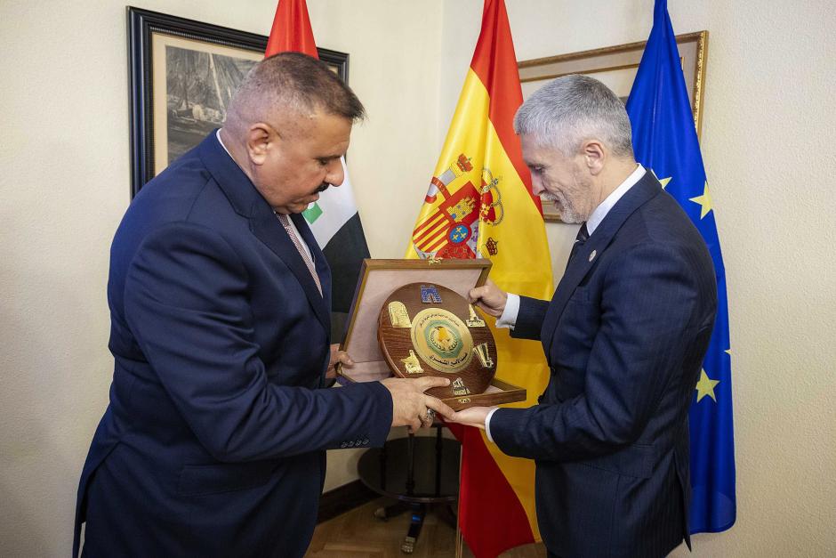 El ministro del Interior, Fernando Grande-Marlaska, con su homólogo iraquí, general Abd Al-Amber Kamel Al-Shammari