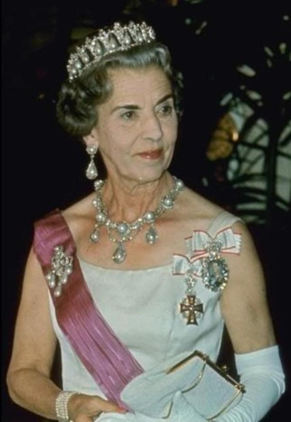 La reina Ingrid con el aderezo de perlas