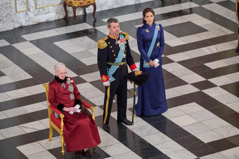 La Reina Margarita, con los Príncipes Federico y Mary