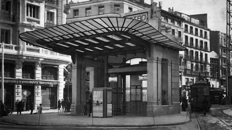 Pórtico de la estación de Metro de Gran Vía