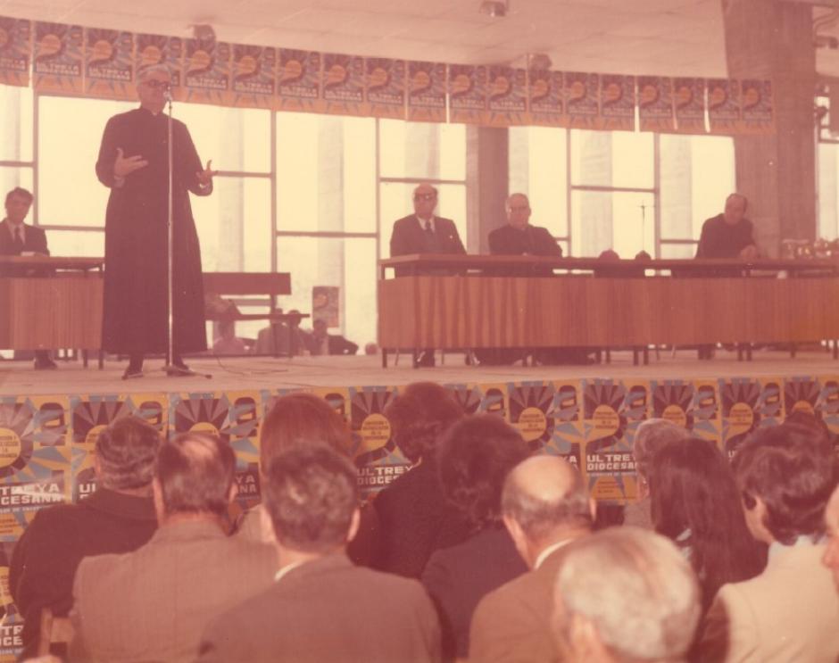 Juan Capó, en el micrófono, en la Escuela de Agrónomos