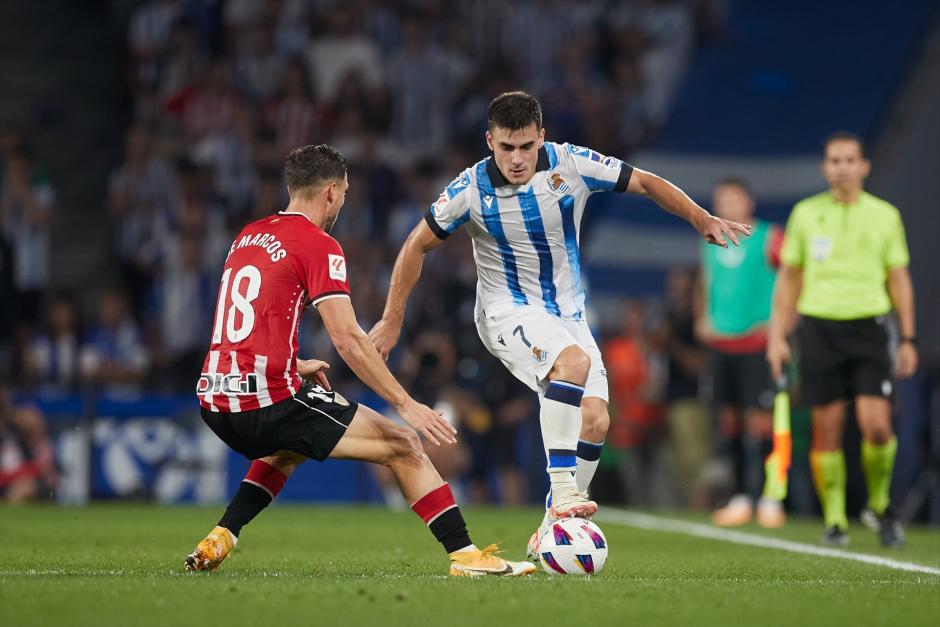 Ander Barrenetxea of Real Sociedad competes for the ball with Oscar de Marcos of Athletic Club during the LaLiga EA Sports match between Real Sociedad and Athletic Club at Reale Arena on September 30, 2023, in San Sebastian, Spain.
Ricardo Larreina / Afp7 / Europa Press
(Foto de ARCHIVO)
30/9/2023 ONLY FOR USE IN SPAIN