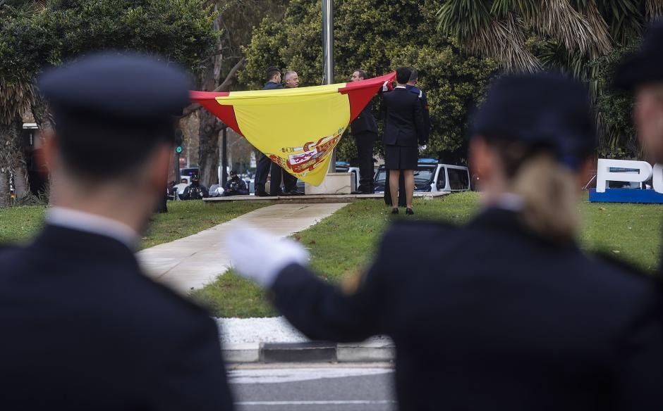 Izado de bandera durante la celebración del bicentenario de la creación de la Policía Nacional, a 13 de enero de 2024, en Valencia, Comunidad Valenciana (España). La Policía Nacional conmemora el 200 aniversario de su creación con un acto en el que se realiza el izado de la bandera de España para dar inicio a las celebraciones. Además, las principales instituciones de la Comunidad Valenciana rinden homenaje a la Policía Nacional a través del iluminado en color azul de los edificios institucionales.
13 ENERO 2024;BICENTENARIO;ANIVERSARIO;POLICÍA;POLICÍA NACIONAL;CELEBRACIÓN
Rober Solsona / Europa Press
13/1/2024