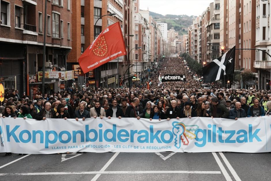 Cientos de personas durante una manifestación Cientos de personas durante una manifestación por la convivencia, a 13 de enero de 2024, en Bilbao