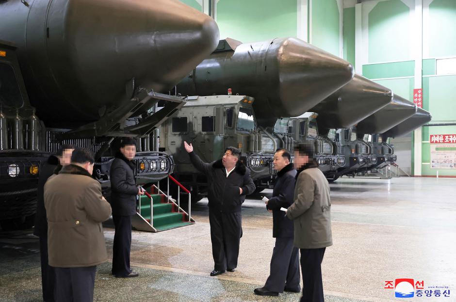 Kim Jong Un inspecciona una planta de fabricación de vehículos de transporte de misiles