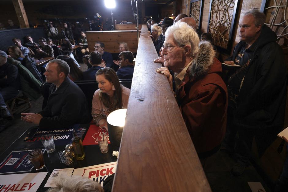 Un grupo de republicanos de Iowa escuchan en un bar a la candidata Nikky Haley