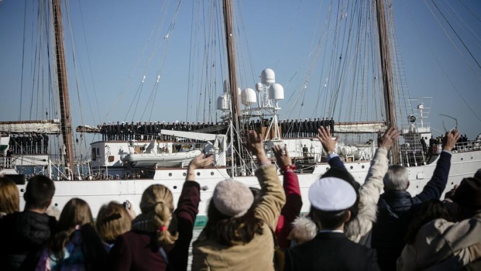 Familiares y gaditanos despiden al buque escuela Juan Sebastián de Elcano