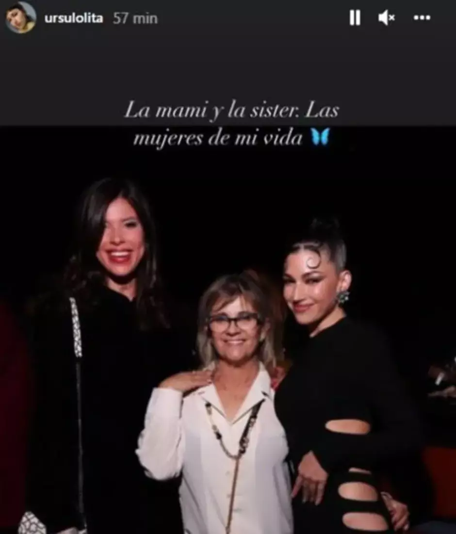 Úrsula Corberó con su madre y su hermana