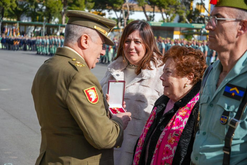 Emotiva entrega de la condecoración a la hermana del legionario desaparecido en combate hace 65 años