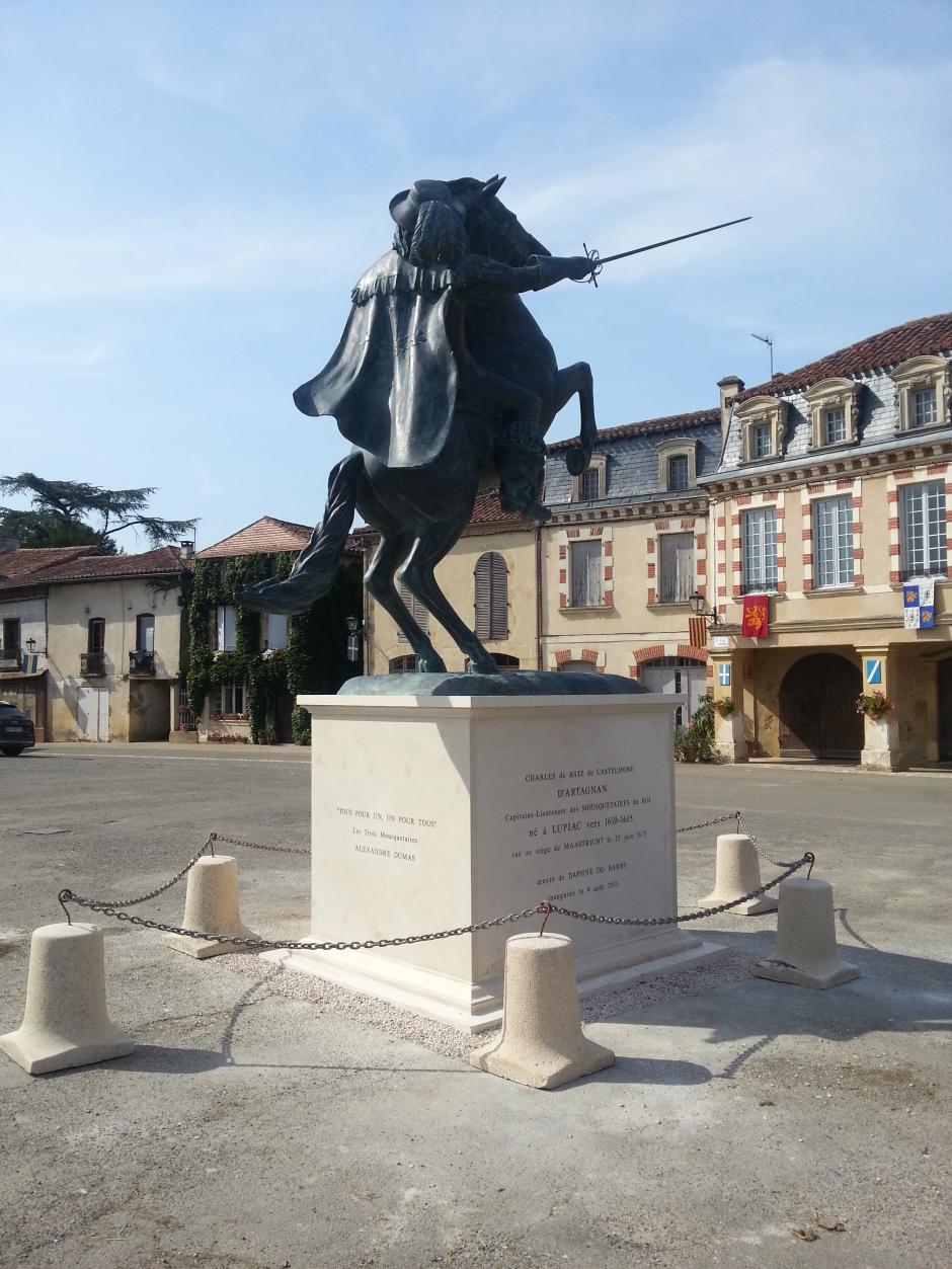 Estatua de D'Artagnan en la plaza de Lupiac, en Francia