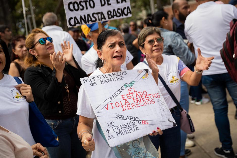 Jubilados venezolanos protestan por un aumento de las pensiones