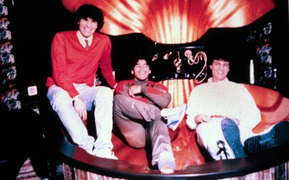 Maradona junto con los hermanos Giuliano