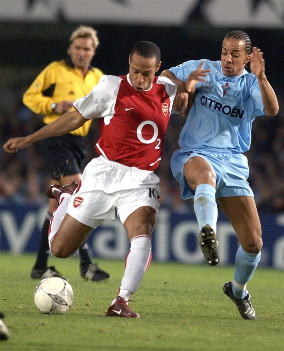 Luccin intenta taponar a Henry durante el partido que el Celta disputó contra el Arsenal en Balaídos. Era la Champions 2003-2004