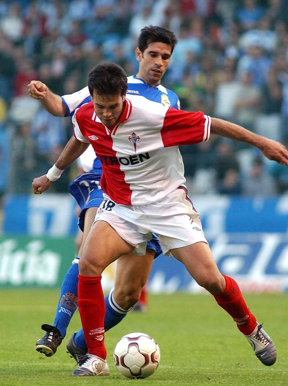 Valerón persigue a Pinilla en un partido entre el Deportiva y el Celta en mayo de 2004