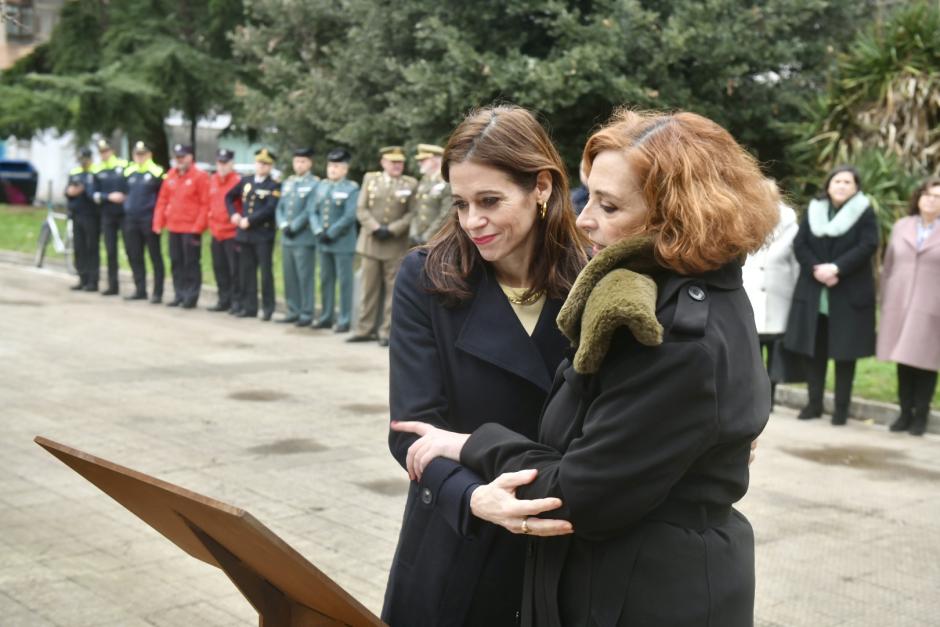 La alcaldesa de Vitoria y la presidenta de la Fundación Miguel Ángel Blanco se han fundido en un abrazo