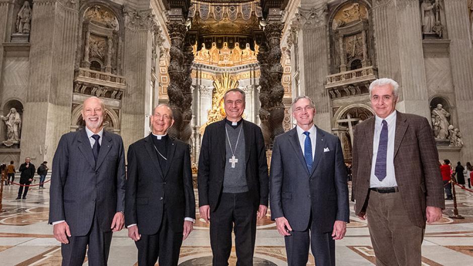 El cardenal Gambetti en el centro, junto al presidente de la Fábrica de San Pedro y el Caballero Supremo de la orden