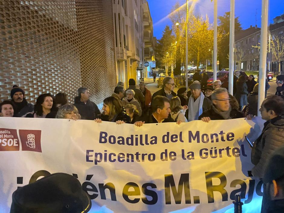 Manifestantes contra el expresidente Mariano Rajoy en Boadilla