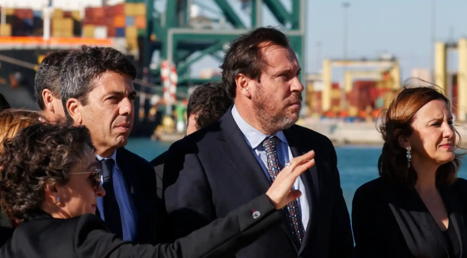 El ministro de Transportes, Óscar Puente, junto a Carlos Mazón, María José Catalá y la presidenta del Puerto de Valencia