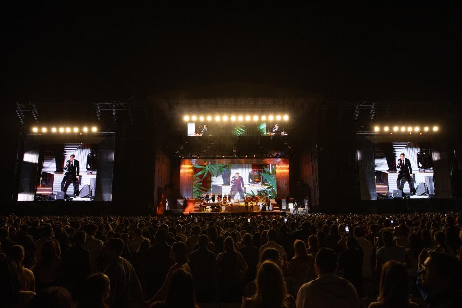 Miles de asistentes disfrutando del concierto de Luis Miguel en Santo Domingo