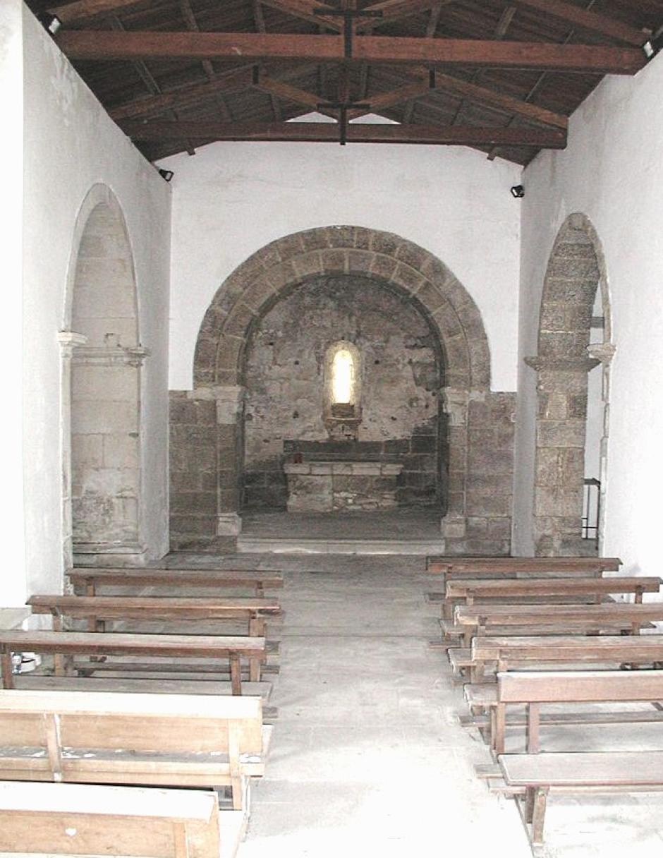 Interior de la capilla de Santa María de Oza