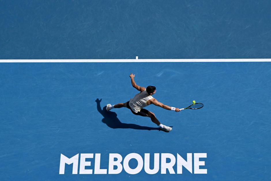 Carlos Alcaraz, durante un momento del partido contra Shang en el Open de Australia