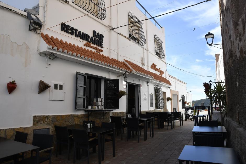 GRAFAND8156. ENIX (ALMERÍA), 19/01/2024.- El bar "Alkanziyya", el más antiguo de Enix (Almería), situado entre montañas en la cara meridional de la Sierra de Gádor, es un pequeño pueblo almeriense de apenas 554 vecinos que reivindica ser el que más bares tiene por habitante del país, o al menos uno de los que más locales de este tipo tiene con las puertas abiertas. EFE / Carlos Barba