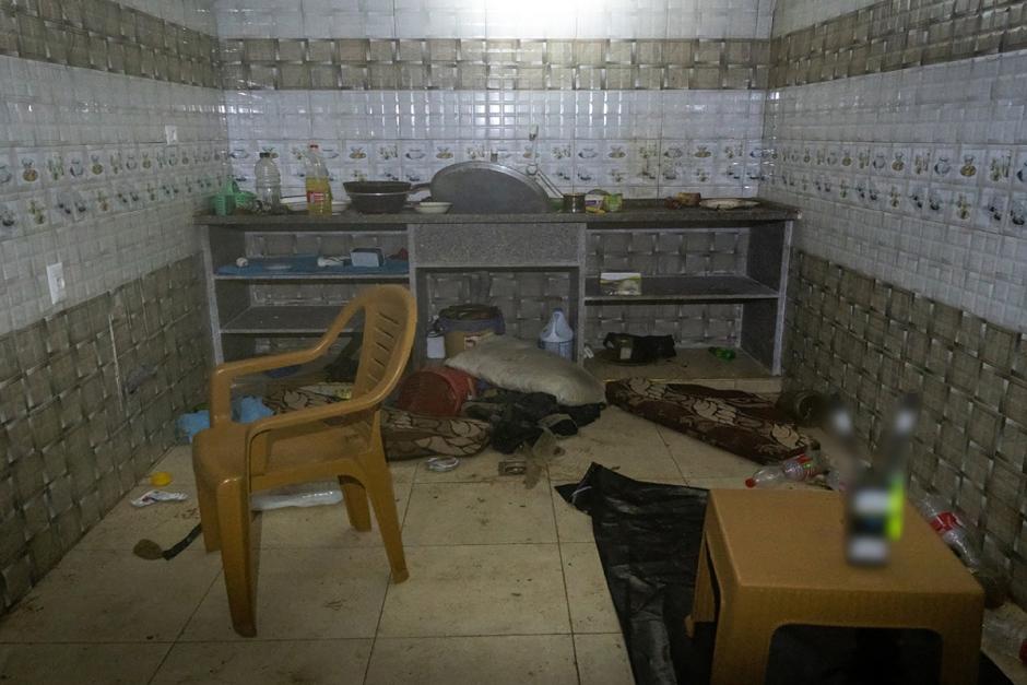 Interior de la sala donde estuvieron retenidos los 20 rehenes israelíes