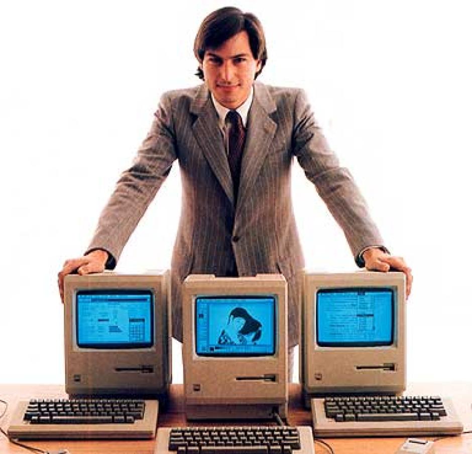 Steve Jobs con el primer Macintosh