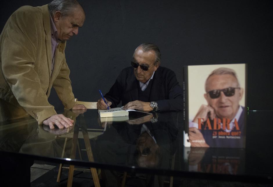 El ex presidente de la Diputación y del PP en Castellón, Carlos Fabra, presenta su libro Carlos Fabra firma un ejemplar de su autobiografía, en Castellón, en 2018