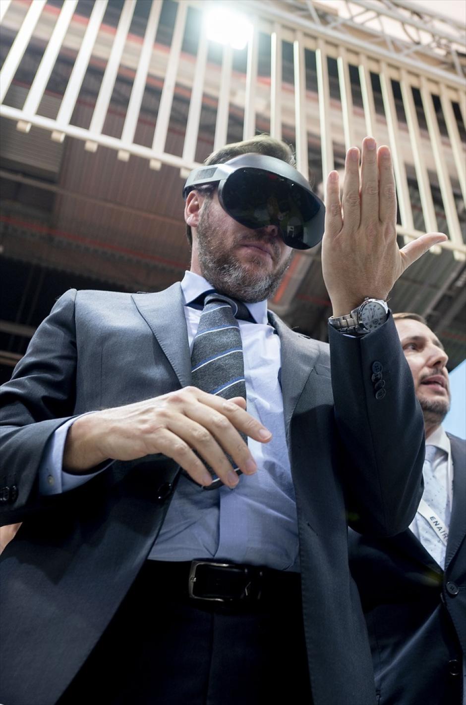 El ministro de Transportes y Movilidad Sostenible, Óscar Puente, con unas gafas de realidad virtual en Fitur