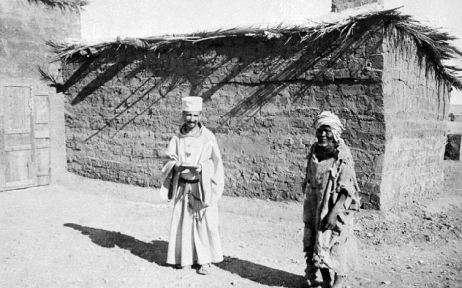 Charles de Foucauld delante de su ermita en Beni Abbes con el catecúmeno esclavo salvado, Joseph (1901)
