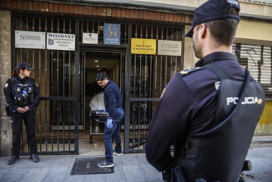 Momento en el que la Policía Nacional levanta el cuerpo del canónigo de su domicilio, en Valencia