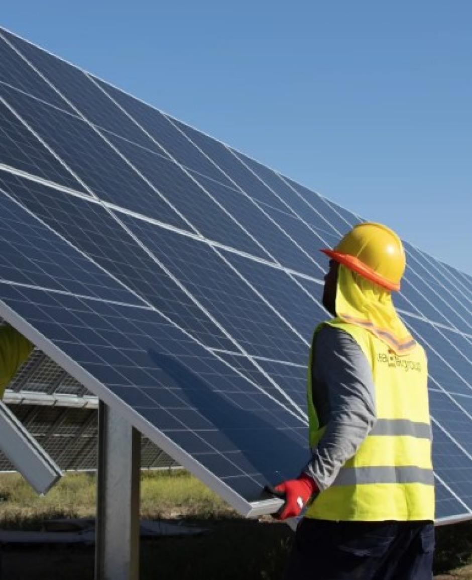 Un operario instala un panel fotovoltaico