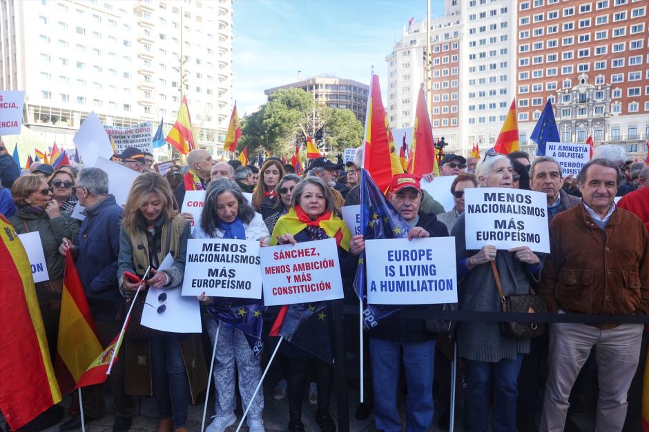 Algunos de los manifestantes que han acudido a la Plaza de España de Madrid